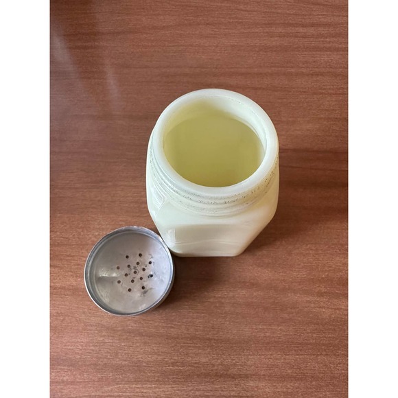 Vintage McKee custard/uranium glass shaker with metal lid - Picture 7 of 10